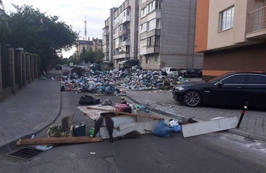 Львів'яни заблокували вулицю сміттям - Садовий не виконує сміттєвий меморандум