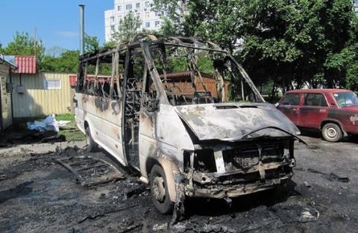 На Ахсарова спалено три автівки/ Фото, Відео