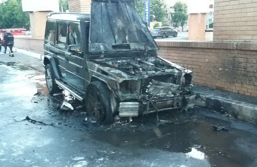 На Яроша згорів Mercedes G-Wagen і частково постраждав Lexus RX 200Т/ Фото