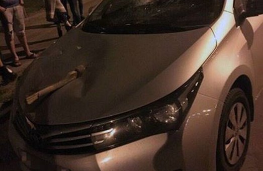 Поліція шукає знищувача дорогого авто з сокирою/ Фото