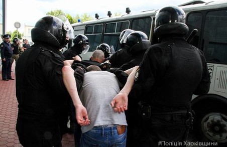 Поліція та СБУ заблокували групу активістів у харківському аеропорту/ Фото