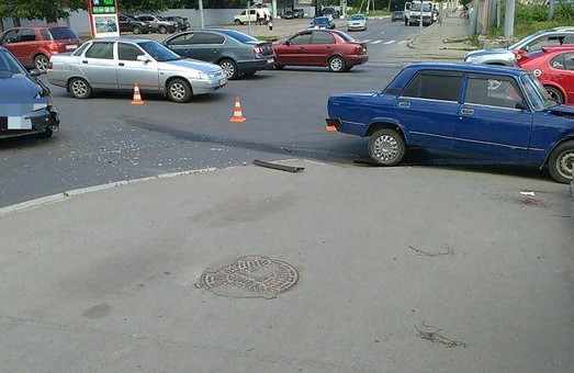 У центрі Харкова - аварія з двома автомобілями