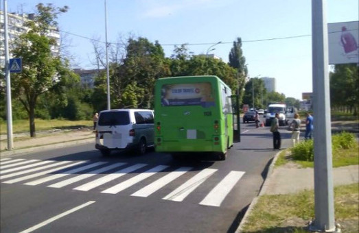 Два пішохода і один мотоцикліст опинилися в лікарні: ДТП у Харкові / ФОТО