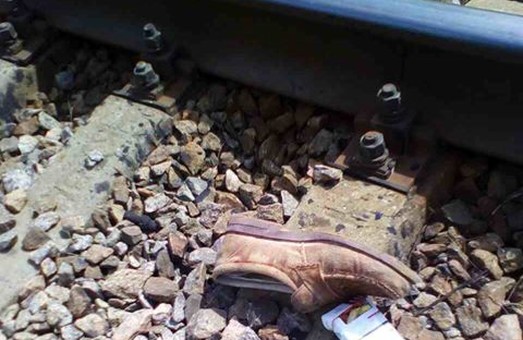 Від чоловіка, якого переїхав потяг, залишився лише один черевик/ Фото