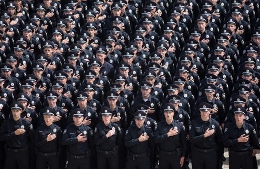 Харківських поліцейських "пілотно" перевели у детективи і в слідчі