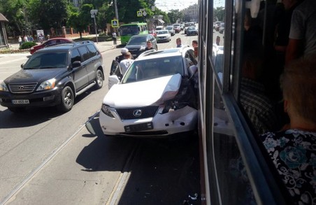 Таксі з вагітною потрапило в аварію, Lexus завдав прочухана трмваю, водій помер у лікарні: ДТП за добу