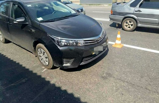 Поліцейські затримали зухвалого автокрадія, Toyota збила дівчину, Hyundai – велосипедиста: ДТП у Харькові за добу