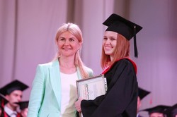 Світлична вручила дипломи випускникам ХПІ, які закінчили навчання з відзнакою