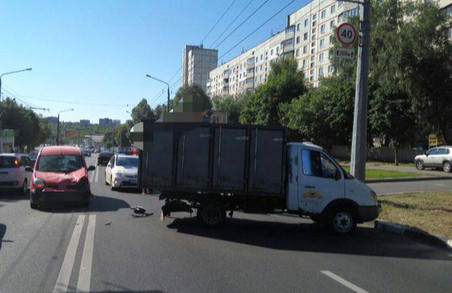 Дві вантажівки наздогнали жінок, мотоцикл покалічив невідомого пішого: ДТП у Харкові за добу / ФОТО