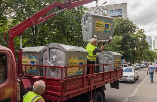 Комунальники почали встановлювати євроконтейнери для сміття у Шевченківському районі