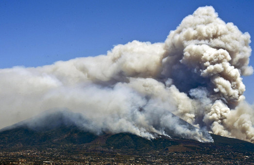 В Італії на схилах Везувію палахкотять лісові пожежі