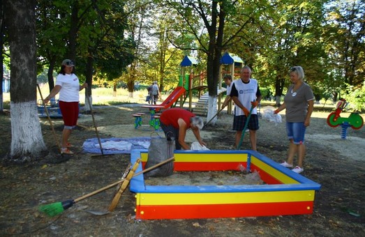 Харківська «Солідарність» встановила дитячий майданчик в селищі Нафтовиків