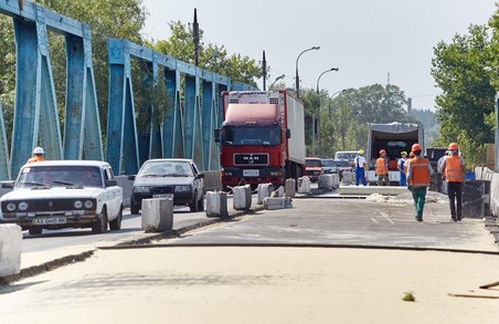 Рух по мосту в Ізюмі призупинять через ремонтні роботи