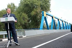 Десятиліттями дороги нагадували мінне поле - Порошенко/ Фоторепортаж