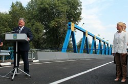 Десятиліттями дороги нагадували мінне поле - Порошенко/ Фоторепортаж