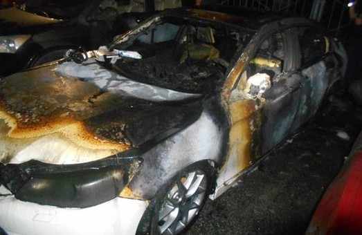 На Ільїнській згоріла автівка вартістю в кілька мільйонів гривень