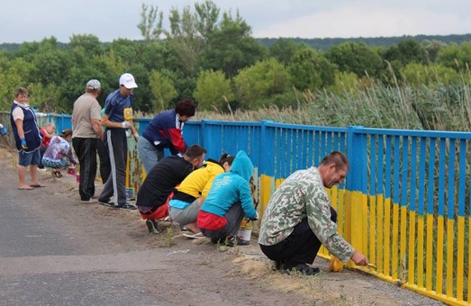 Харківська «Солідарність» пофарбувала міст в кольори прапора України