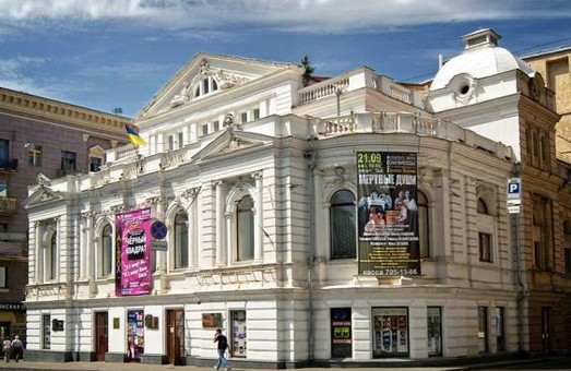 У театрі ім. Т.Г. Шевченка з даху ллється вода прямо на сцену