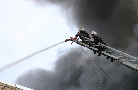 Дим від пожежі на Золочівській було видно у різних кварталах Харкова/ Фото