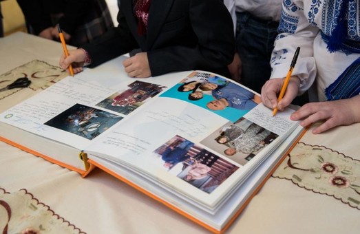 Марина Порошенко та Юлія Світлична відкрили "харківський" розділ у «Книзі миру»