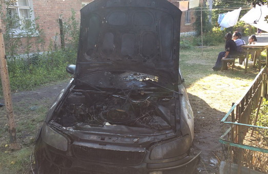 Автівка на Адигейській згоріла від занесення вогню ззовні