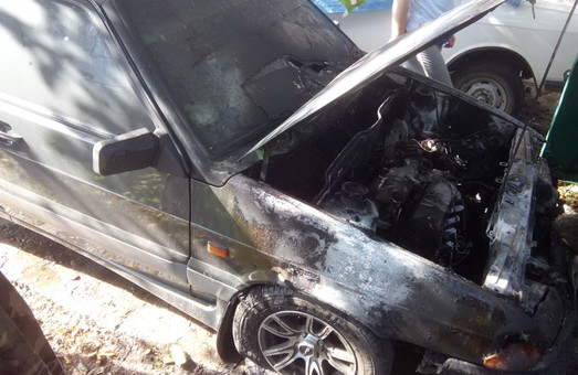 Ще один згорілий автомобіль: рятувальники ліквідували пожежу в гаражі