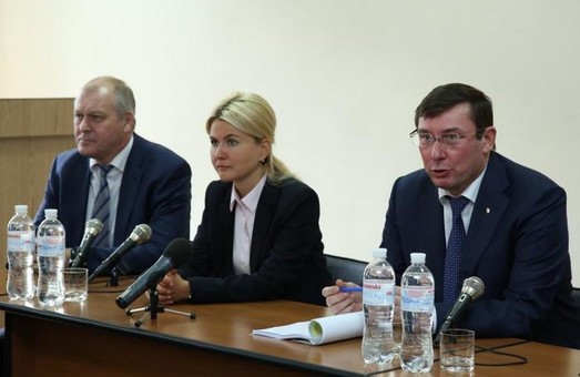 Юлія Світлична та Юрій Луценко провели дискусію на круглому столі у Харкові