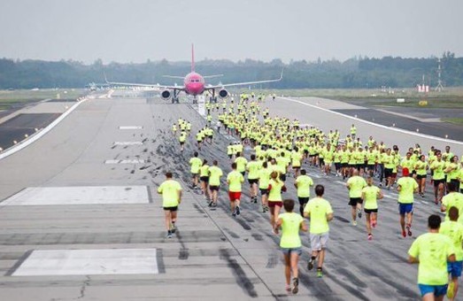 Харків'янам запропонували бігати по аеропорту за 350-400 грн.