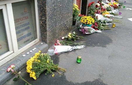 Харків’яни несуть квіти на Сумську, до місця ДТП/ Фото