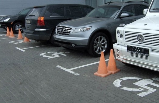 Посилена відповідальність за паркування на місцях для інвалідів