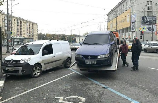 У Харкові провели першу "інвалідну" евакуацію авто