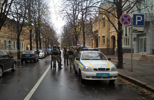 Поліція шукає вибухівку на Мироносицькій, 22, де НАБУ обшукує приміщення сина Авакова