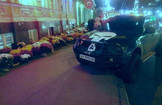 Автохам зухвало розташував своє корито на місці трагедії у Харкові / ФОТО