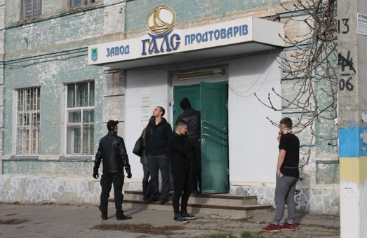 «ОМЕГА ПЛЮС» захватила майно Валківського масло-екстракційного заводу, протаранивши власні ворота