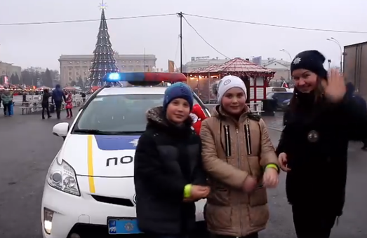 Напередодні Різдва харківські патрульні влаштували свято в центрі міста (Відео)