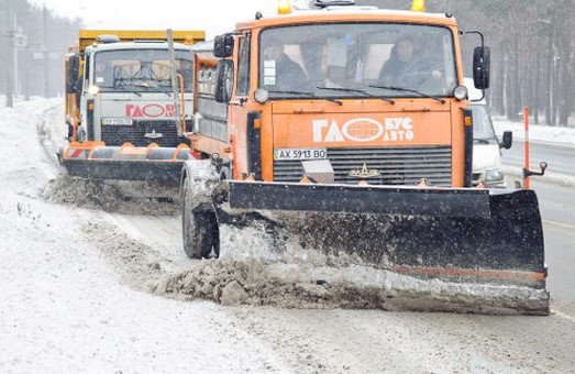 Близько 130 одиниць техніки прибирає сніг з харківських вулиць