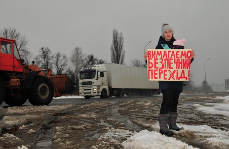 "All we need is перехід": жителі Малої Даніловки провели акцію протесту