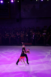 Музика світла зустрілась із полум’ям танцю: «Симфонія льоду» пролунала у Харкові