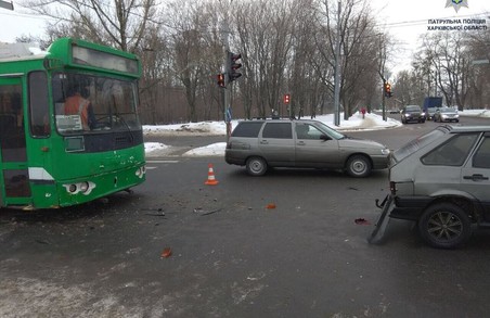 Тролейбус збив авто у Харкові: фото