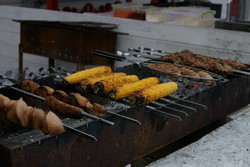 У Харкові зиму проводжають смачно та весело: на площі Свободи триває Масляний ярмарок (Фото)