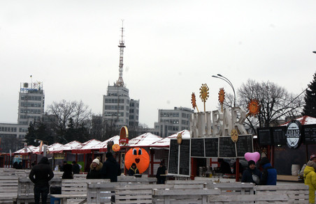 У Харкові зиму проводжають смачно та весело: на площі Свободи триває Масляний ярмарок