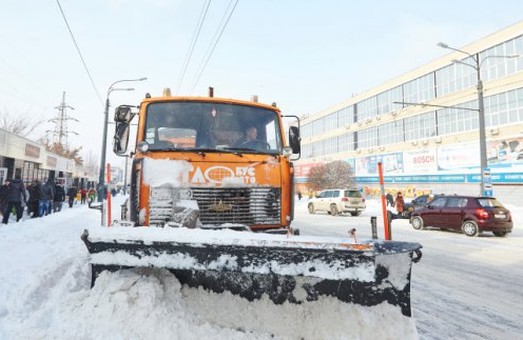 Прибирання снігу в Харкові триває
