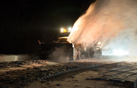 Дорожні та рятувальні служби області закликають водіїв утриматися від поїздок
