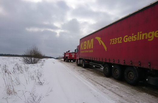 Харківським рятувальникам знов витягали автомобілі зі снігових заметів