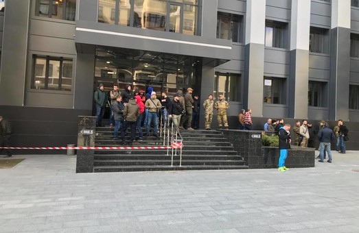 Небезпечна газова заправка на Салтівці: голова Київської районної адміністрації ховається від активістів