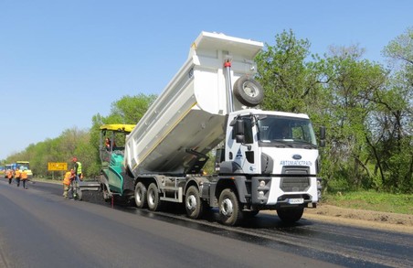 На дорозі Харків – Охтирка вже влаштовано майже 7 км асфальтобетонного покриття та ведуться роботи з відновлення основи