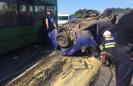 Смертельна ДТП на Харківщині: легкове авто зіткнулося з автобусом