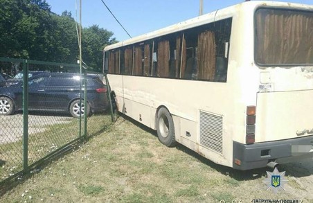 У Харкові автобус протаранив авто: фото