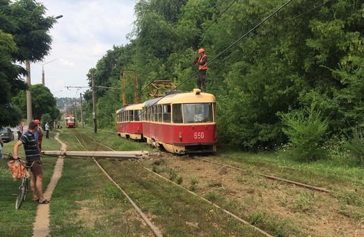У Харкові на трамвайних коліях сталася аварія