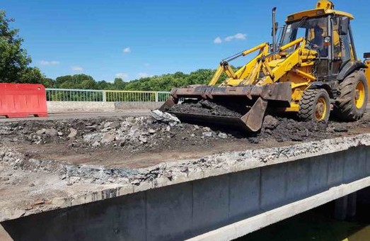 Триває ремонт мосту на автодорозі Харків-Охтирка